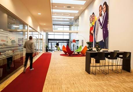 lang rød filt løber på træ gulv